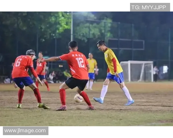 综艺球星足球大挑战明星齐聚赛场竞技激烈对决引爆全场热情