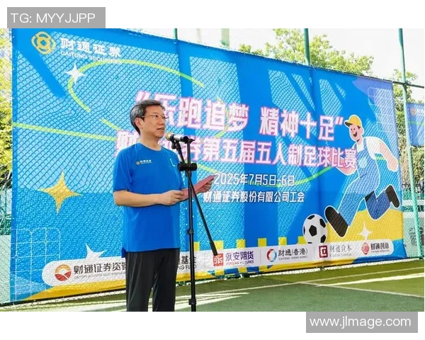 足球明星纷纷亮相赛场激情四射 展现顶级技术与团队协作精神